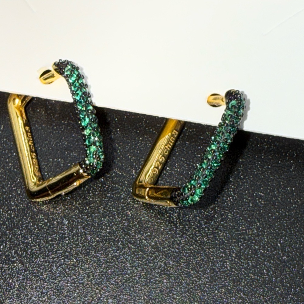 Luxurious Gold and Green Hoop Earrings
.925 plated